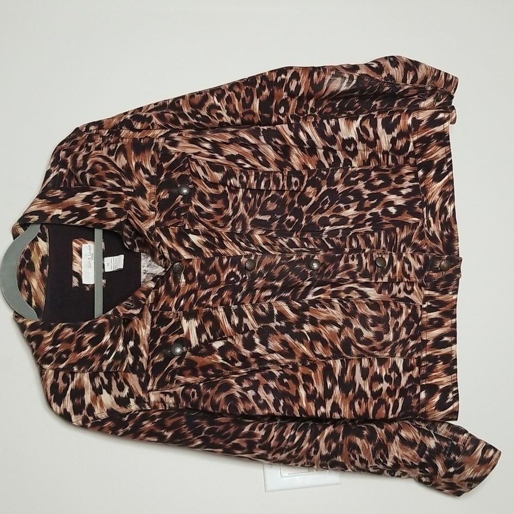 Lucy & Laurel Women's Linen short jacket in leopard